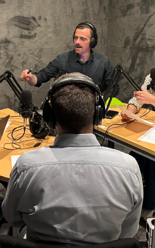 Ludovic Tichit, journaliste-coach, en studio